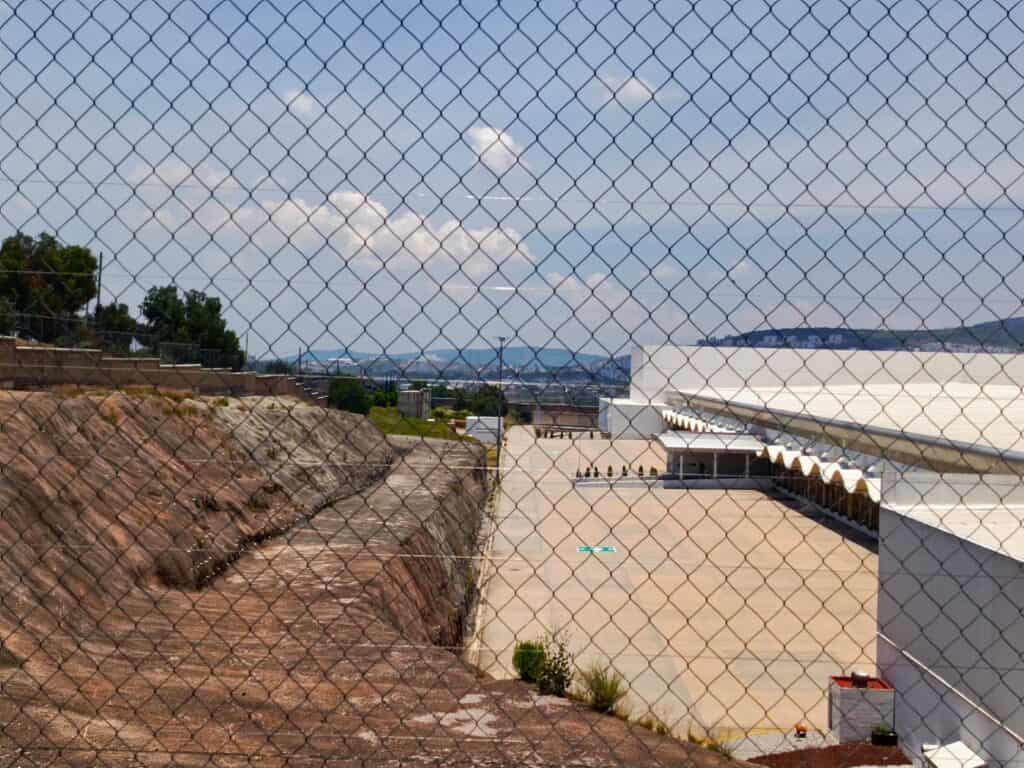 El silencio reina en la bodega de 425 mil metros cuadrados, con dos naves industriales en un área de 94 mil 127 metros cuadrados.